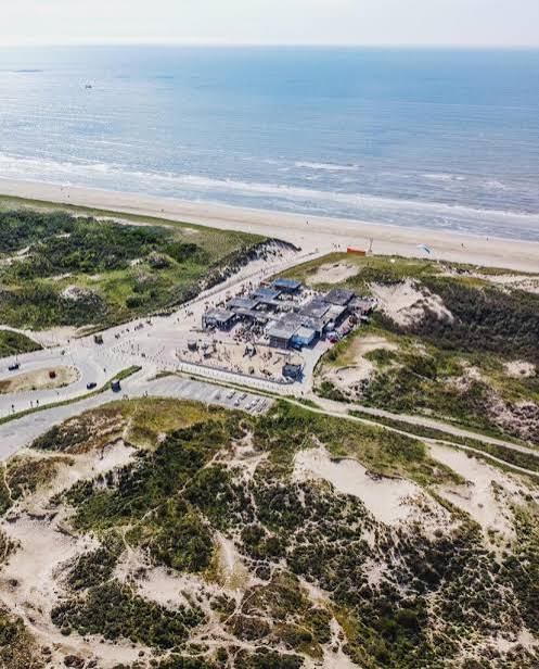 Luchtfoto van Vrijstaat Nederzandt tussen de duinen en de zee